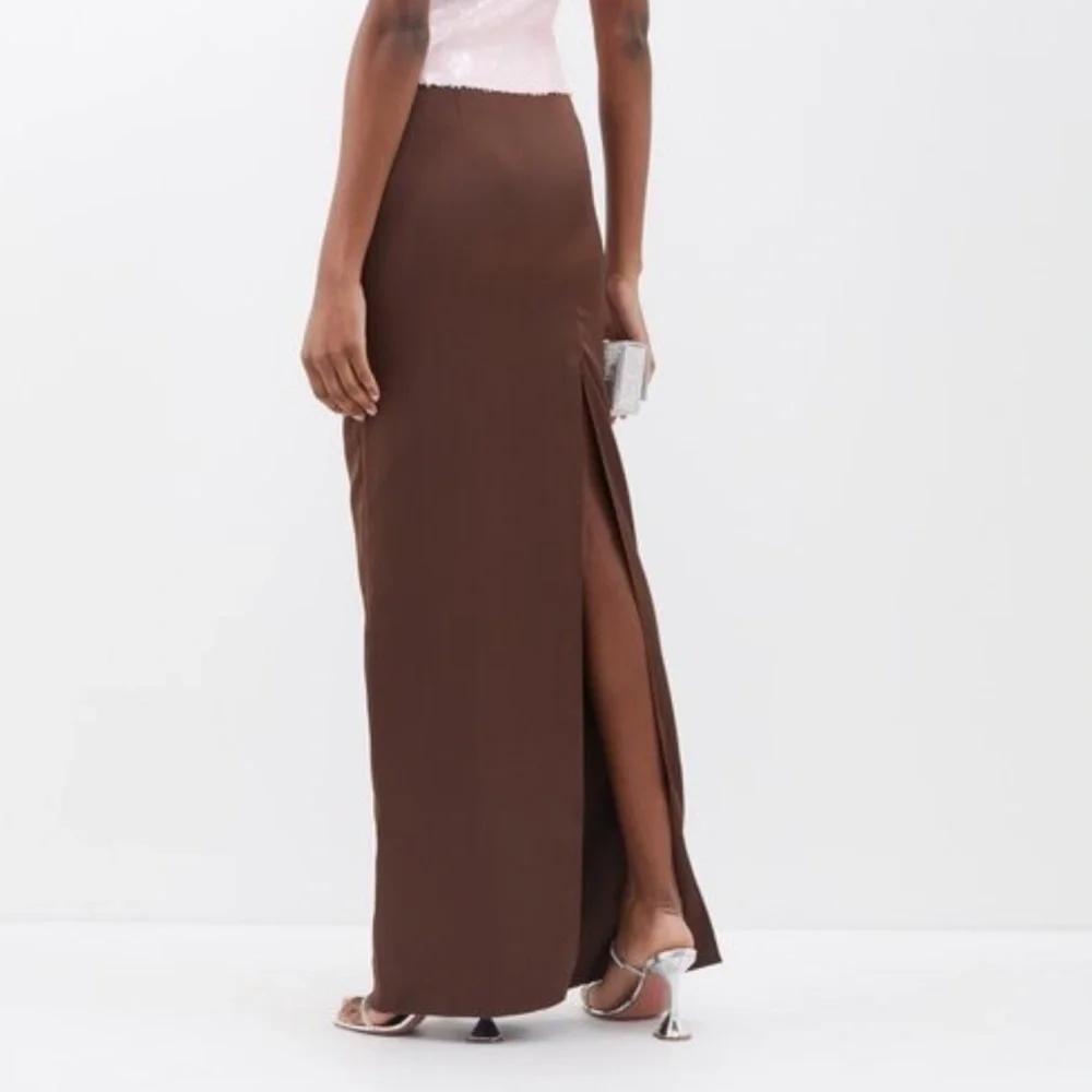 16Arlington Olwyn Back-Slit Satin Maxi Skirt. Size 14